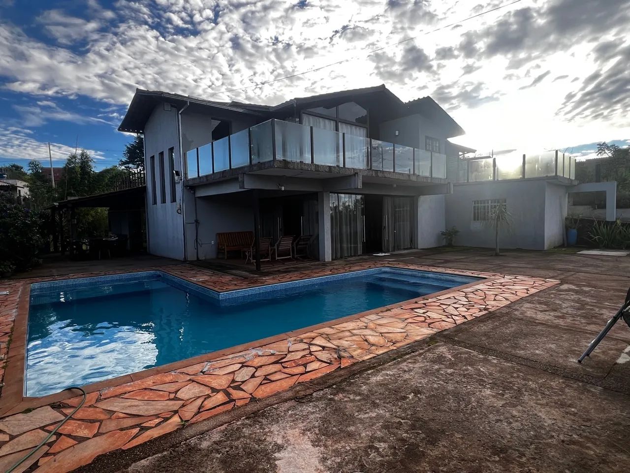 EXCELENTE OPORTUNIDADE! CASA MARAVILHOSA COM CINEMA E BOATE!