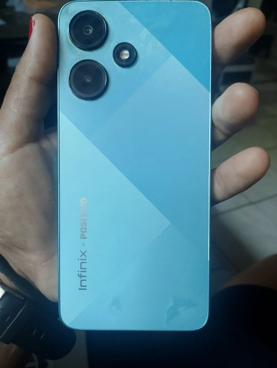 Celular no usado com pequeno detalhe