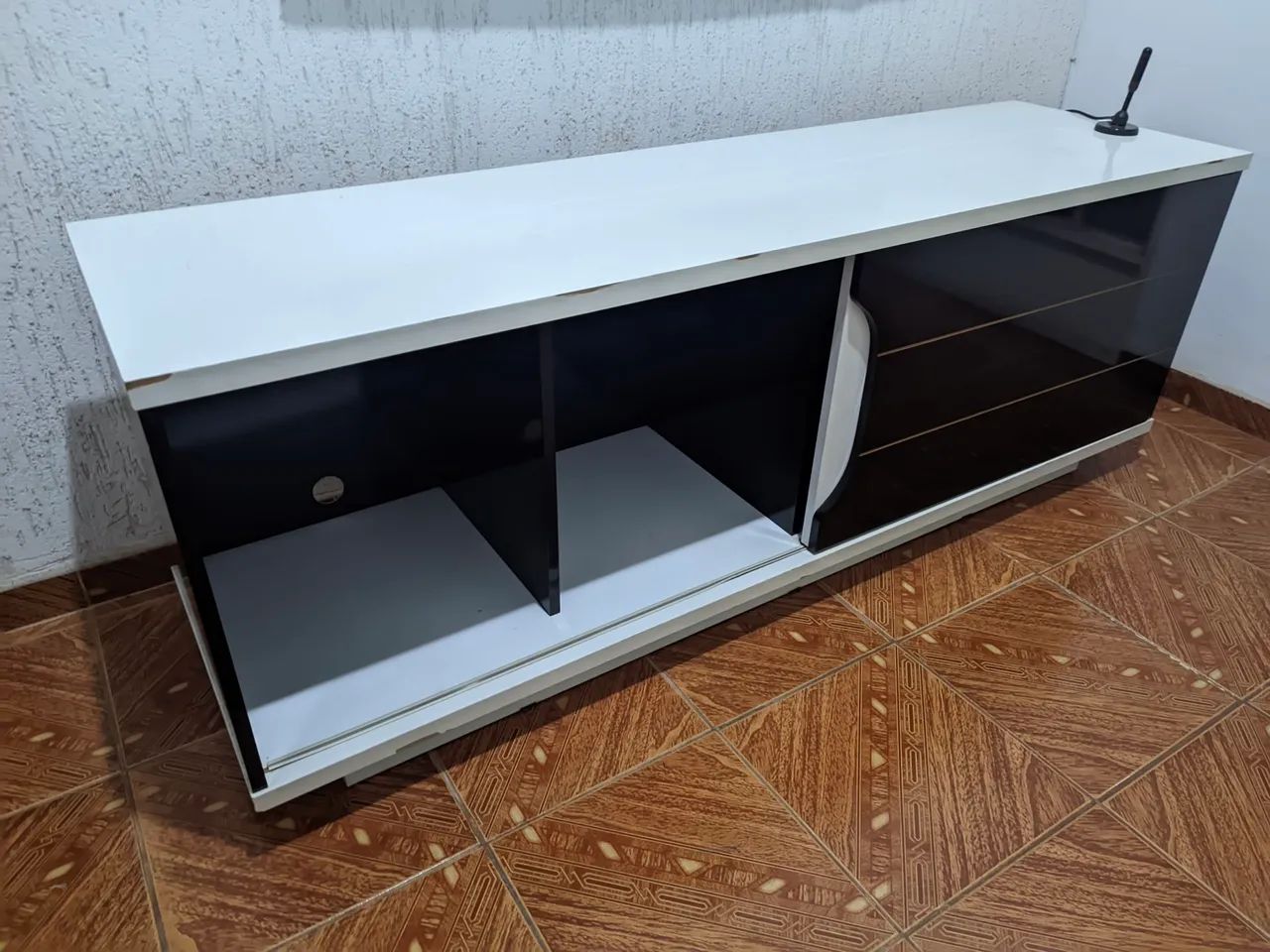 Rack de TV branco e preto