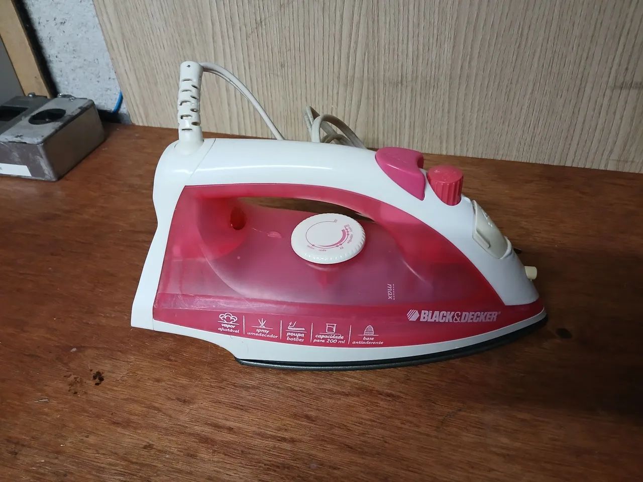 Vendo um ferro de passar Roupas semi novo da cor rosa muito lindo 