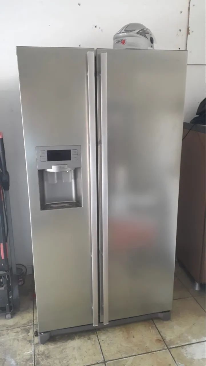 Vendo geladeira duas portas por 1000 reais vendendo barato por causa de mudança 
