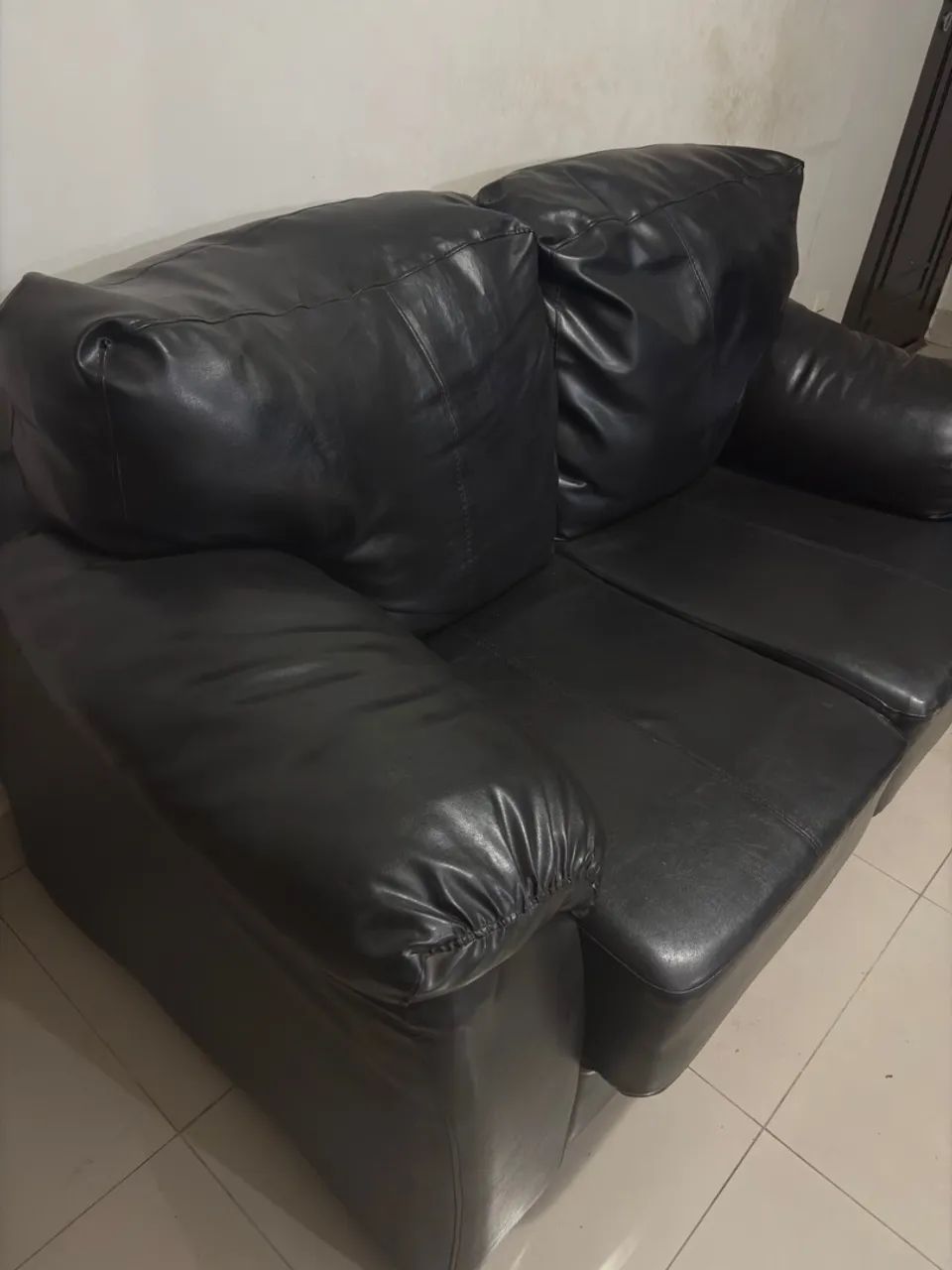 Sofá de Couro Preto e uma mesa para apoiar o pé ou decorar com algo - Foto 5