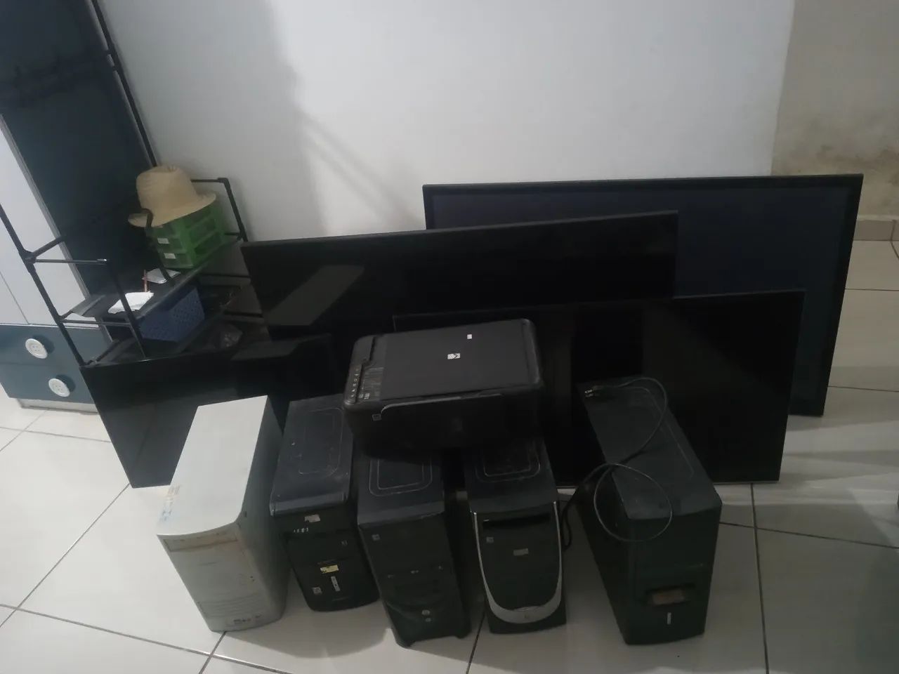 Kit com 4 tvs com a tela ruim + 5 CPUs três funciona + uma impressora. - Foto 3