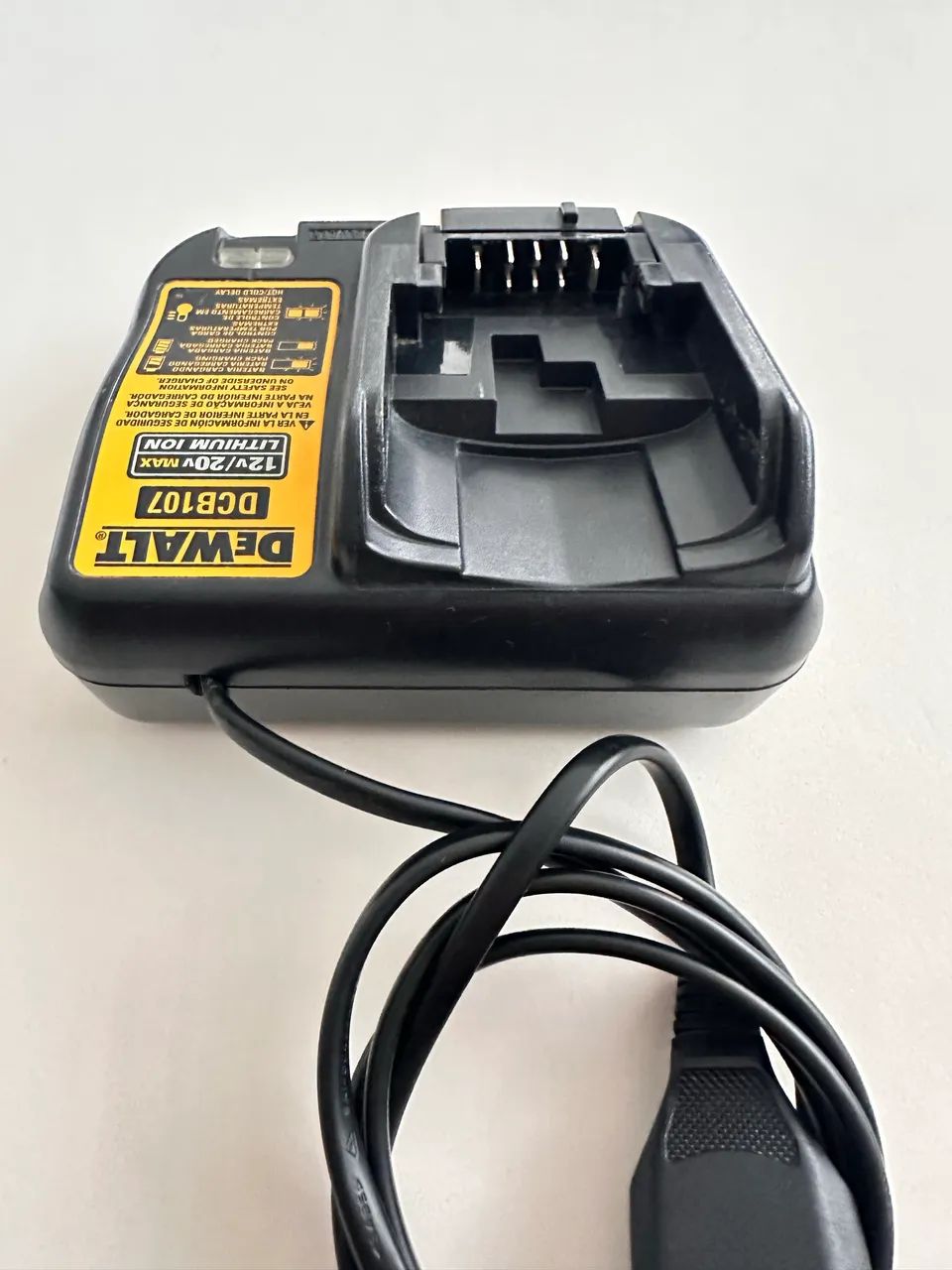 Carregador Parafusadeira e furadeira Dewalt DCB107 p/ bateria de íons de lítio  - Foto 3