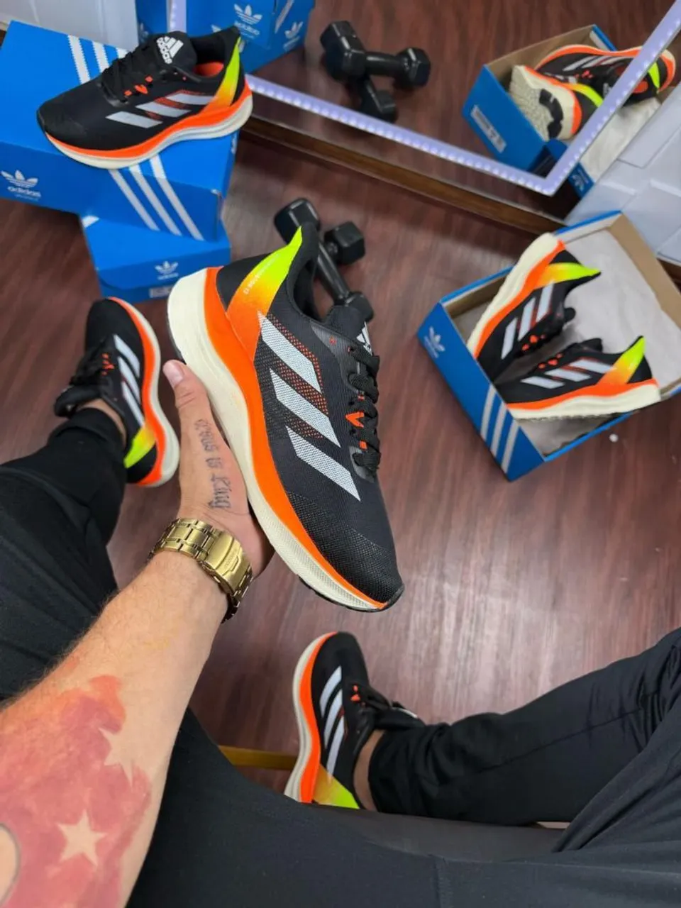 Adidas Ultraboost - Preto com detalhes vibrantes