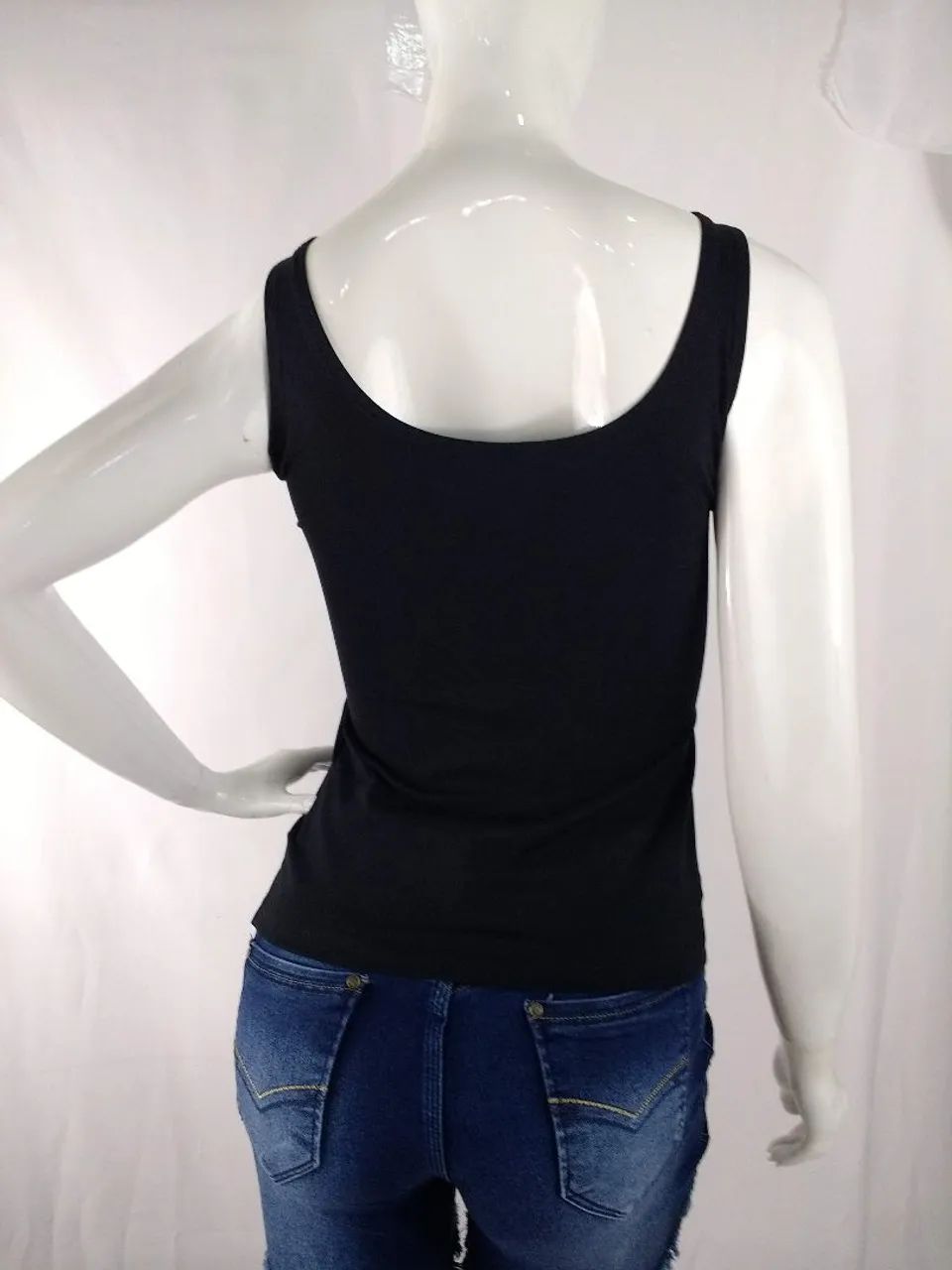 Manequim Feminino com Regata Amarela e Short Jeans - Foto 2