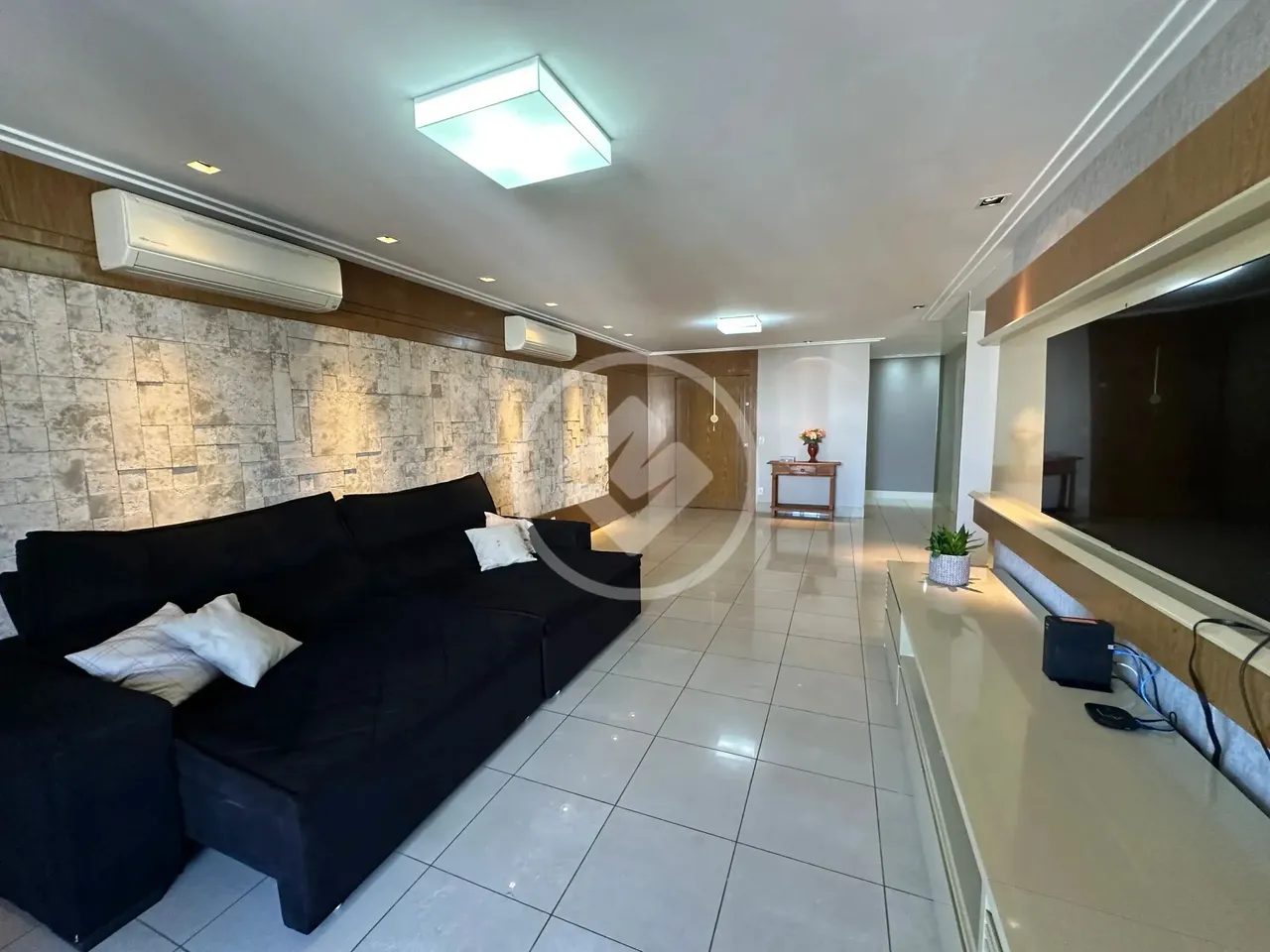 Apartamento com 4 quartos, sendo 2 suítes,closet na suíte master, ampla sala para 3 ambien