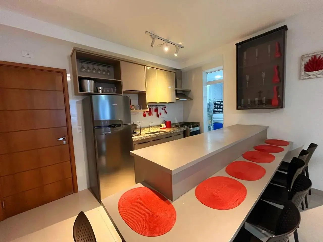 Apartamento na Praia das Toninhas, 2 dormitórios, sendo 1 suite, com varanda gourmet - Uba