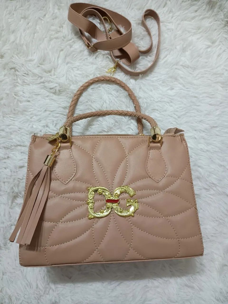 Bolsa de Mão Elegante com Detalhes Dourados