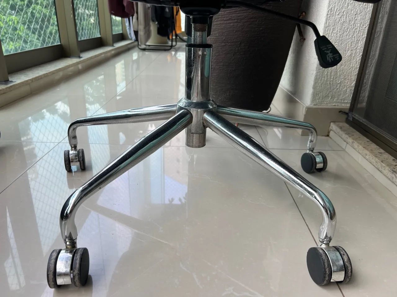 Cadeira de escritório Tok Stok poquíssimo usada - Foto 4