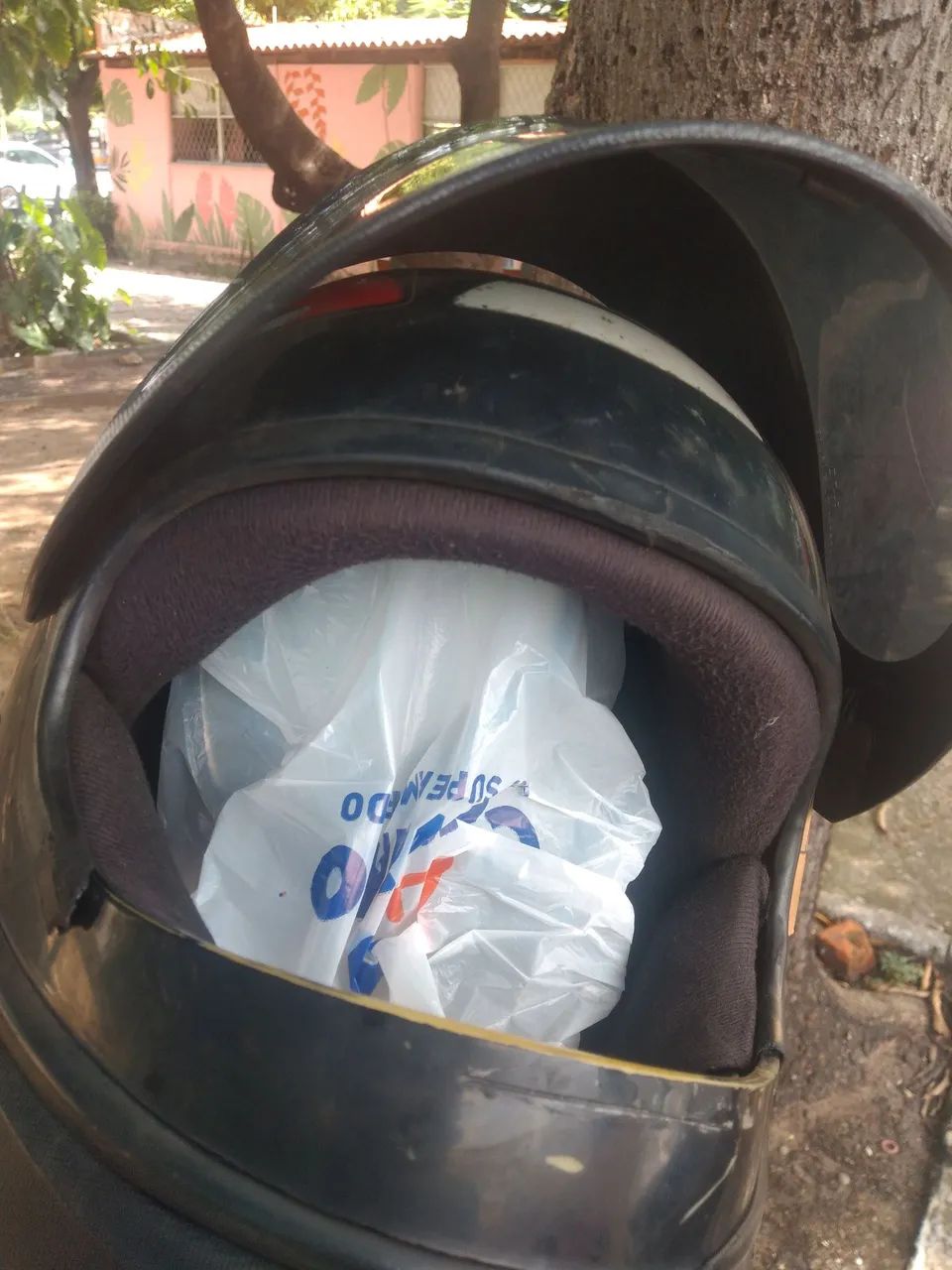 Capacete usado   estofado tá bom por dentro  - Foto 2