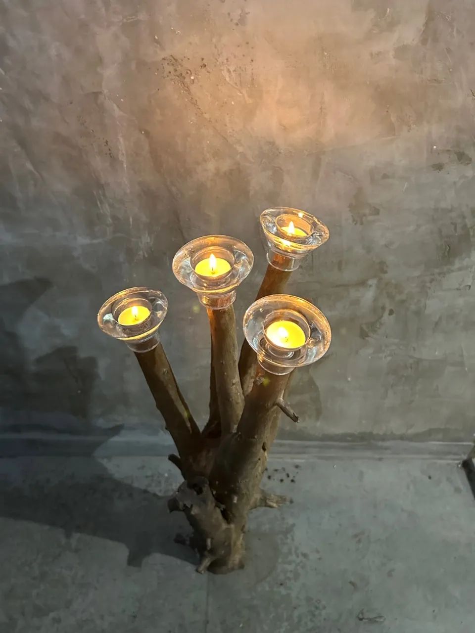 Decoração rústica Castiçal de madeira rústico com 4 velas - Foto 2