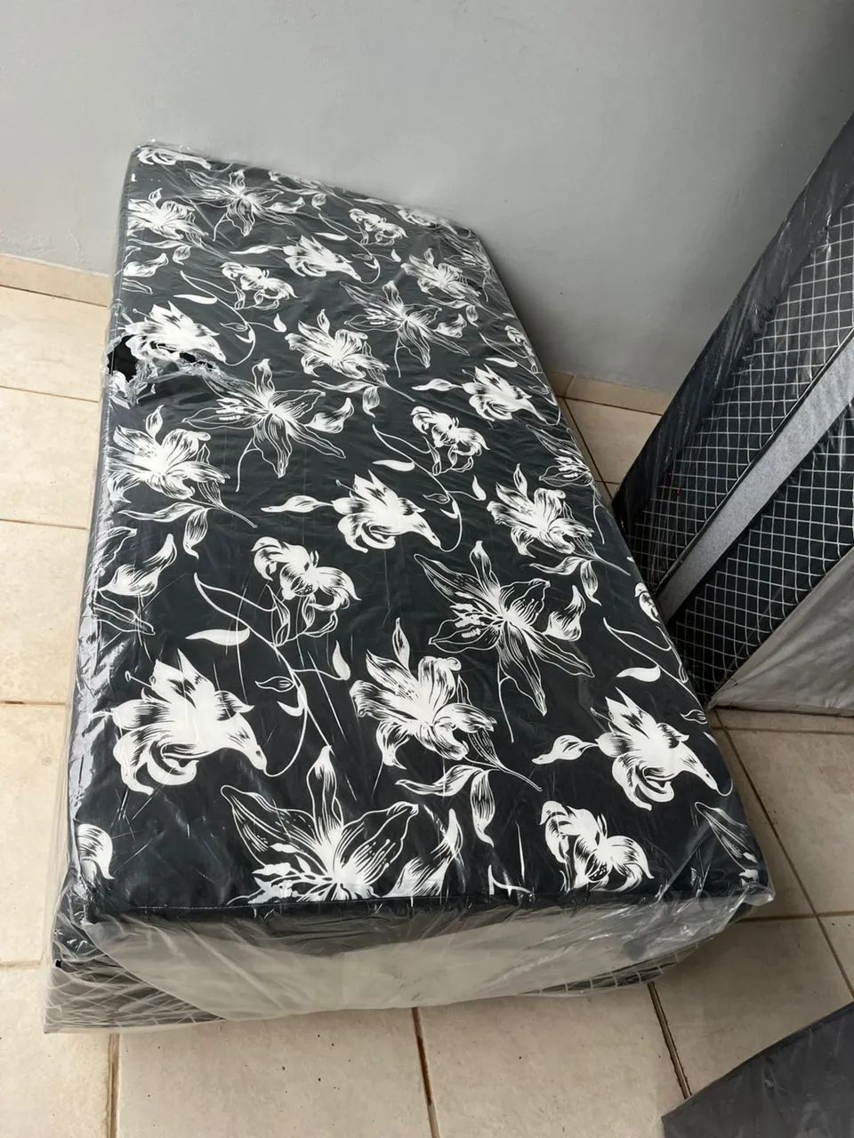 Cama box de solteiro novo 1.88x0.88 entrego 
