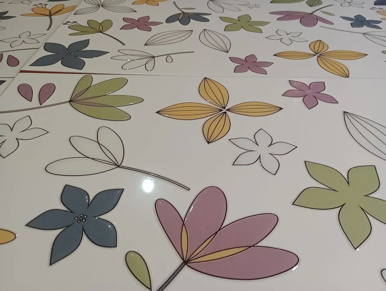 Revestimento Cerâmico Floral Em Alto Relevo  - Foto 2