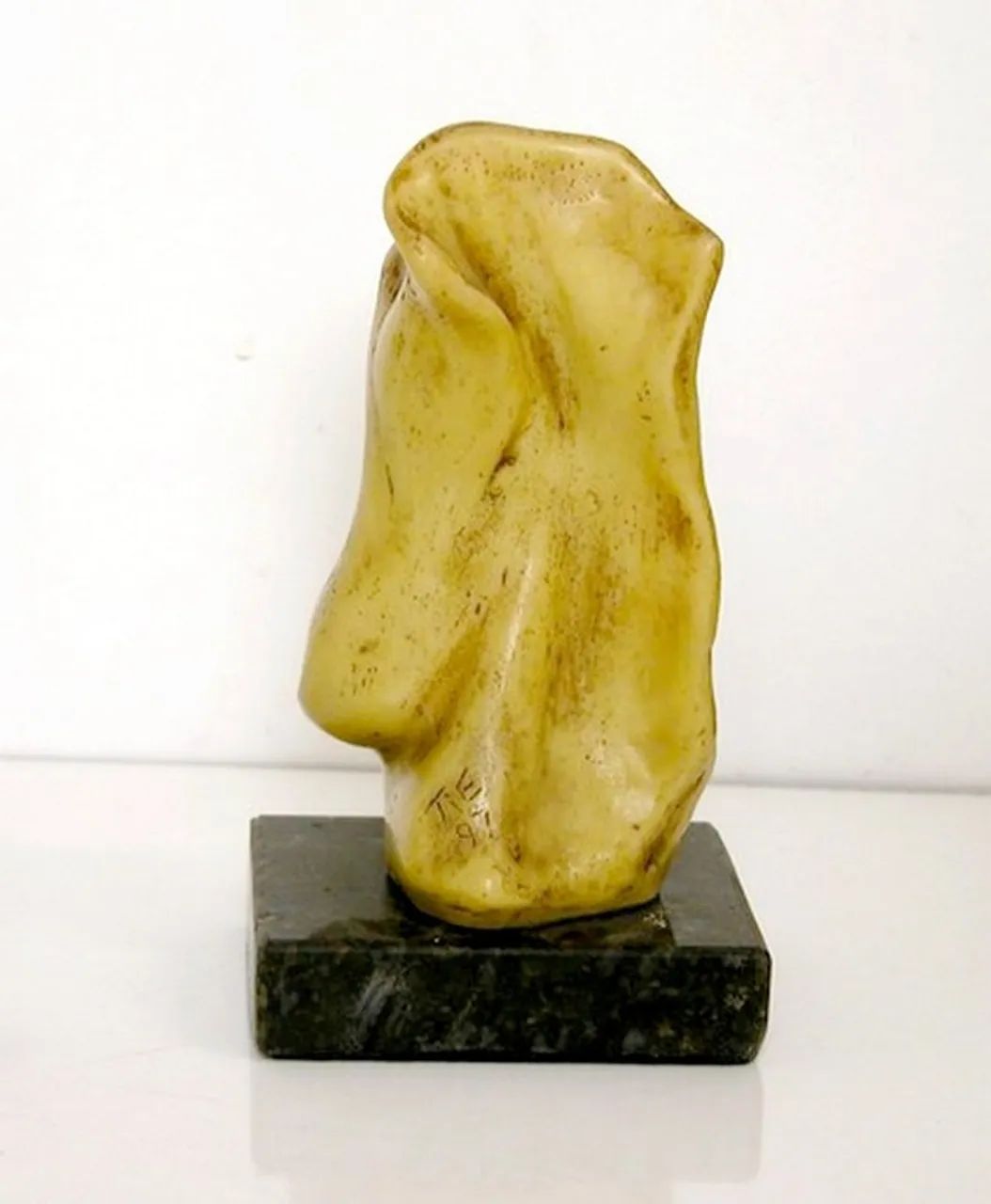 Escultura representando corpo feminino - Foto 3