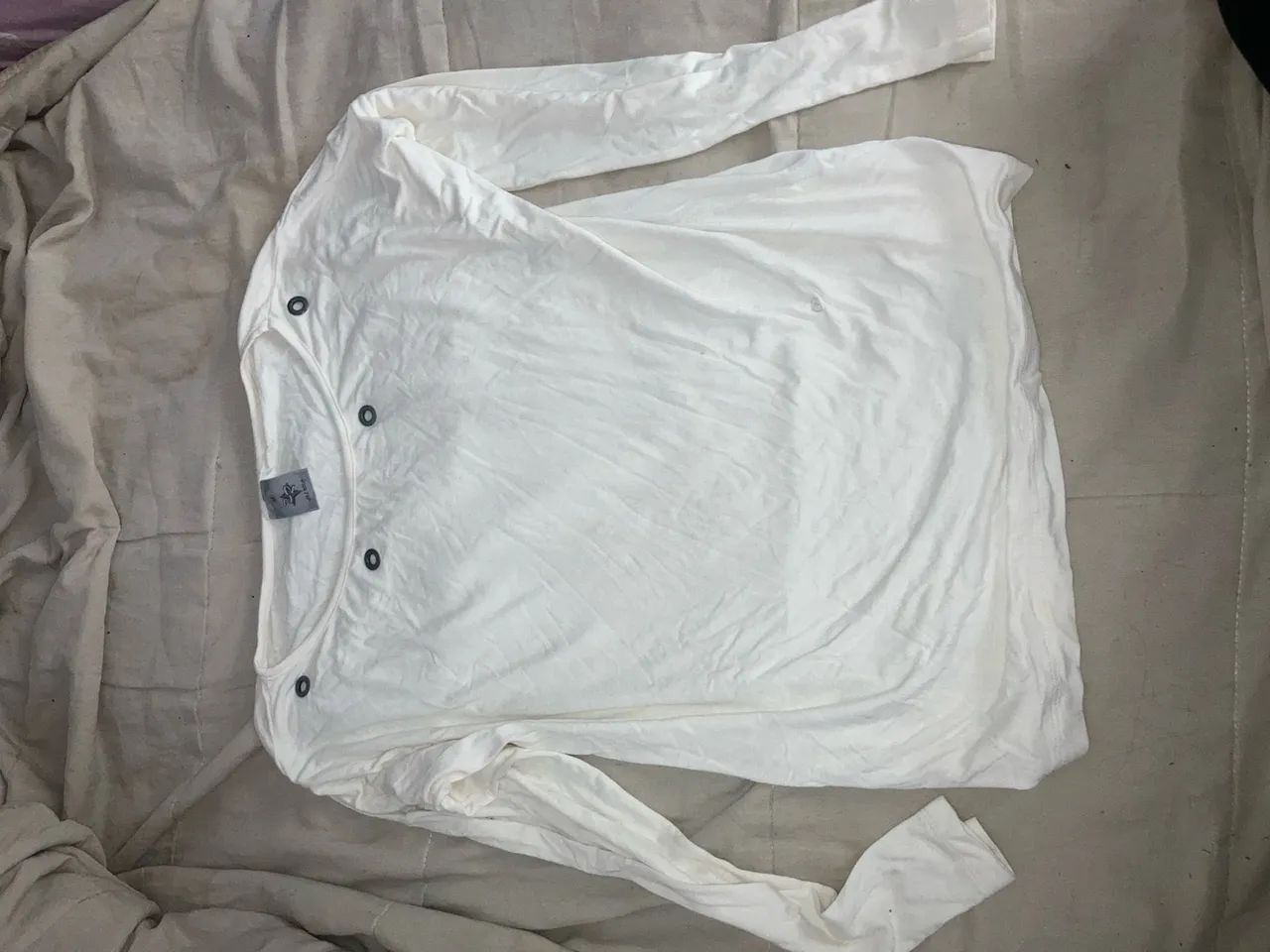 Blusa branca de manga comprida com botões