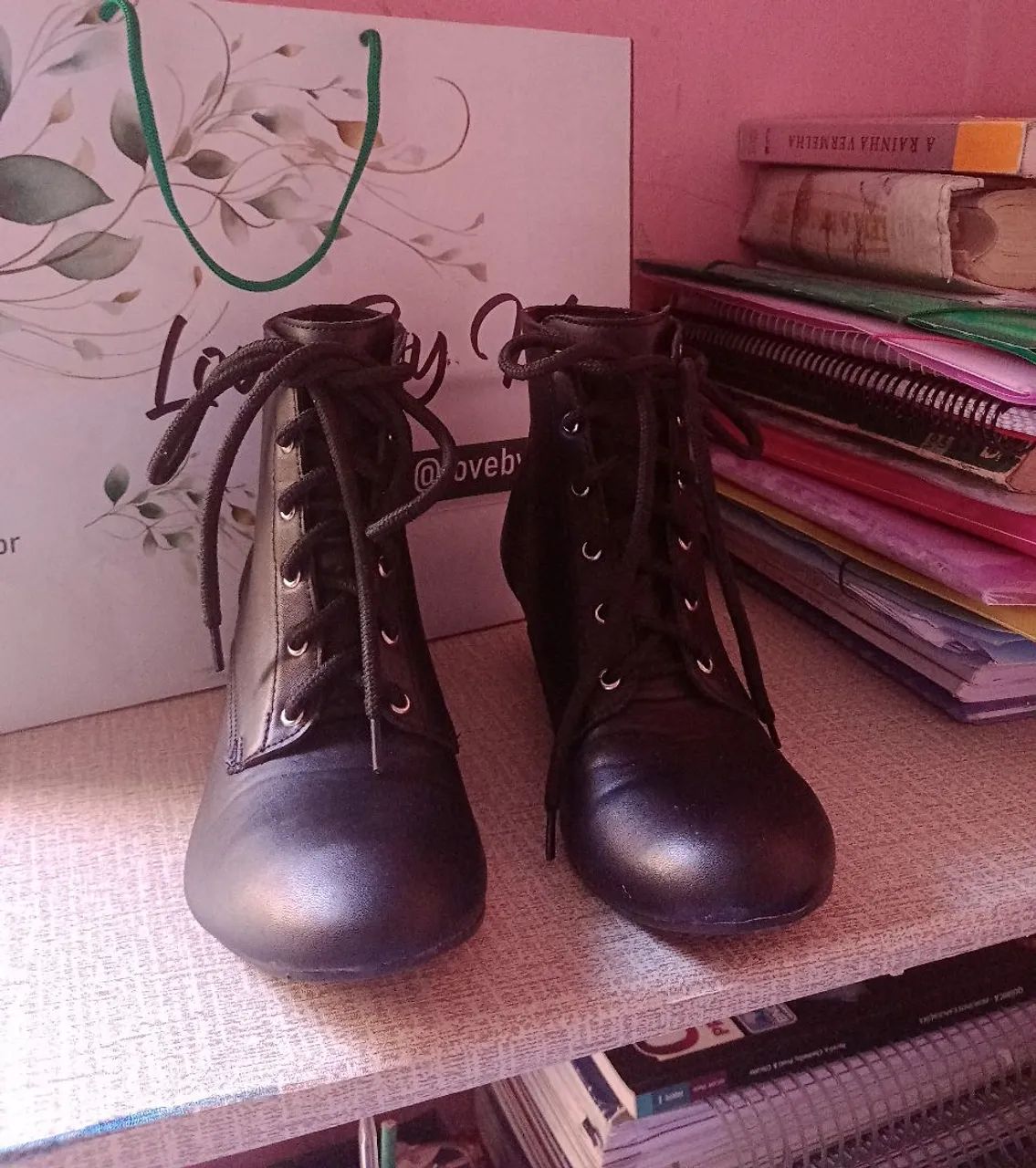 Bota feminina preta com cadarço - Foto 2