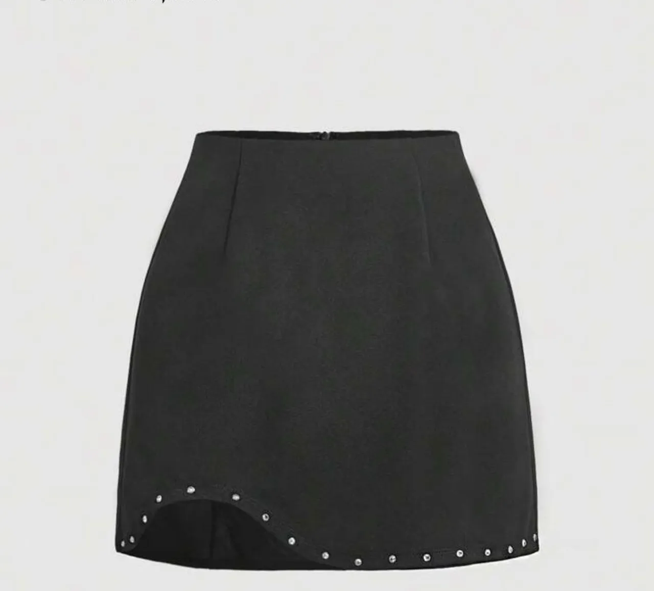 Saia preta com detalhes em strass
