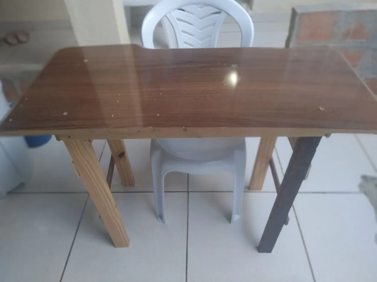 MESA DE MADEIRA FEITO EM CASA, COM CADEIRA
