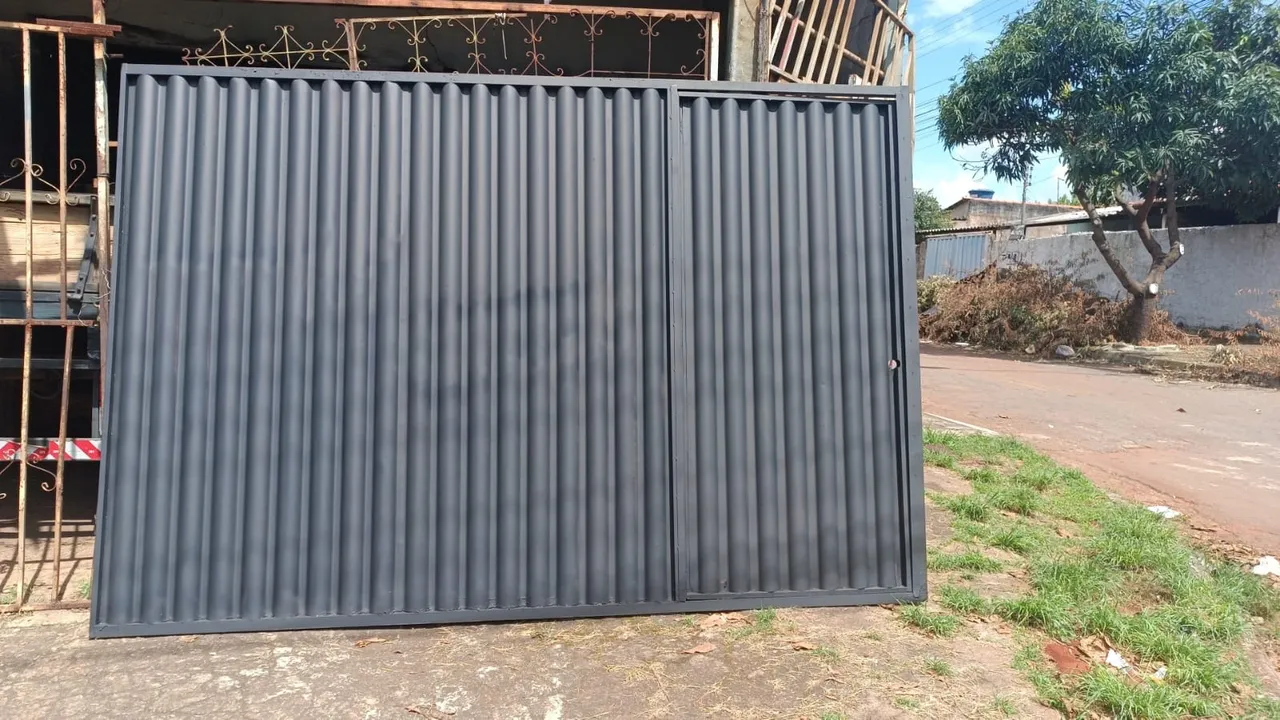 Portão ondulado com social 