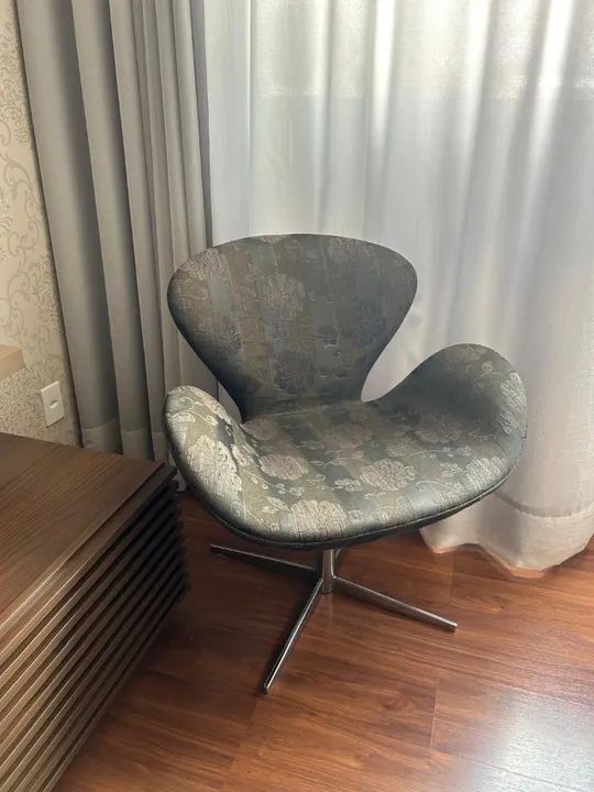 Conjunto Poltrona e mesa de canto de vidro.