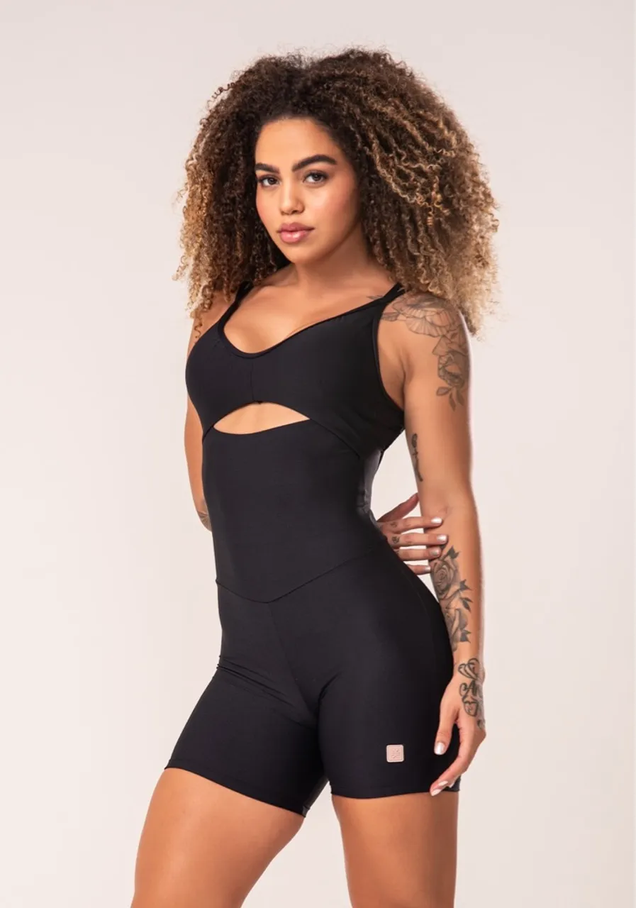 Macacão Fitness Preto com Detalhe Vazado