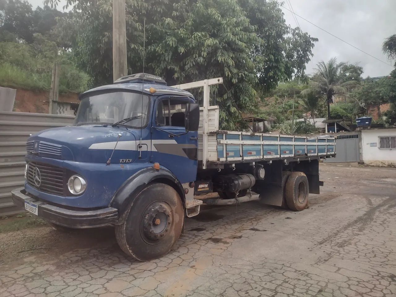 Vendo caminhão freio ar diferencial 10 furo freio a motor direção hidráulica  - Foto 3