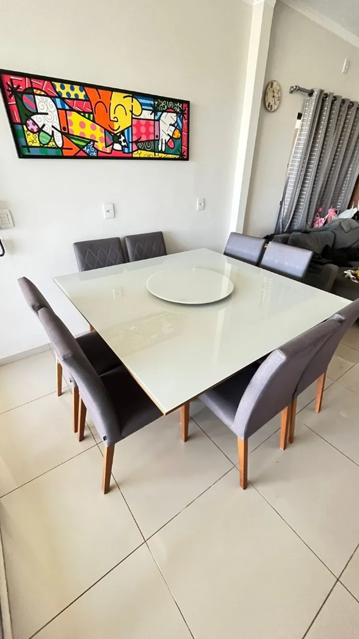 Mesa completa com 8 cadeiras em perfeito estado