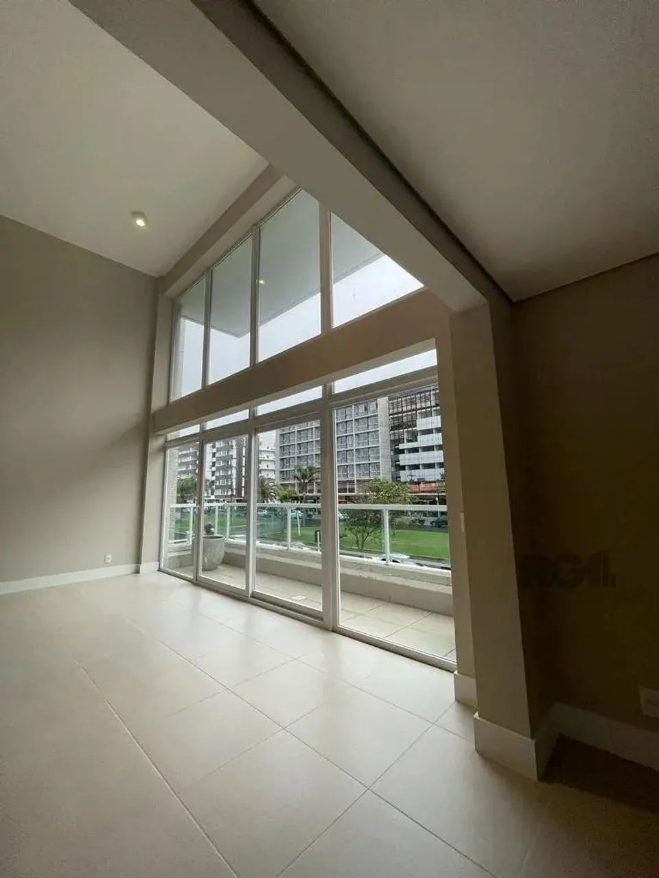 Duplex em condomínio com estrutura de resort. Conta com 3 dormitórios, sendo duas suítes. 