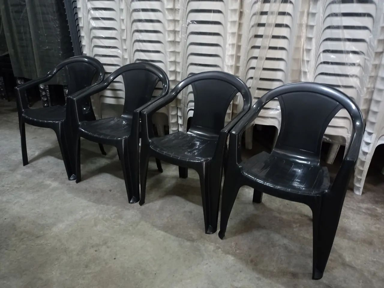 Conjunto de mesa e cadeiras de plástico preto! A única com 6 anos de garantia - Foto 4