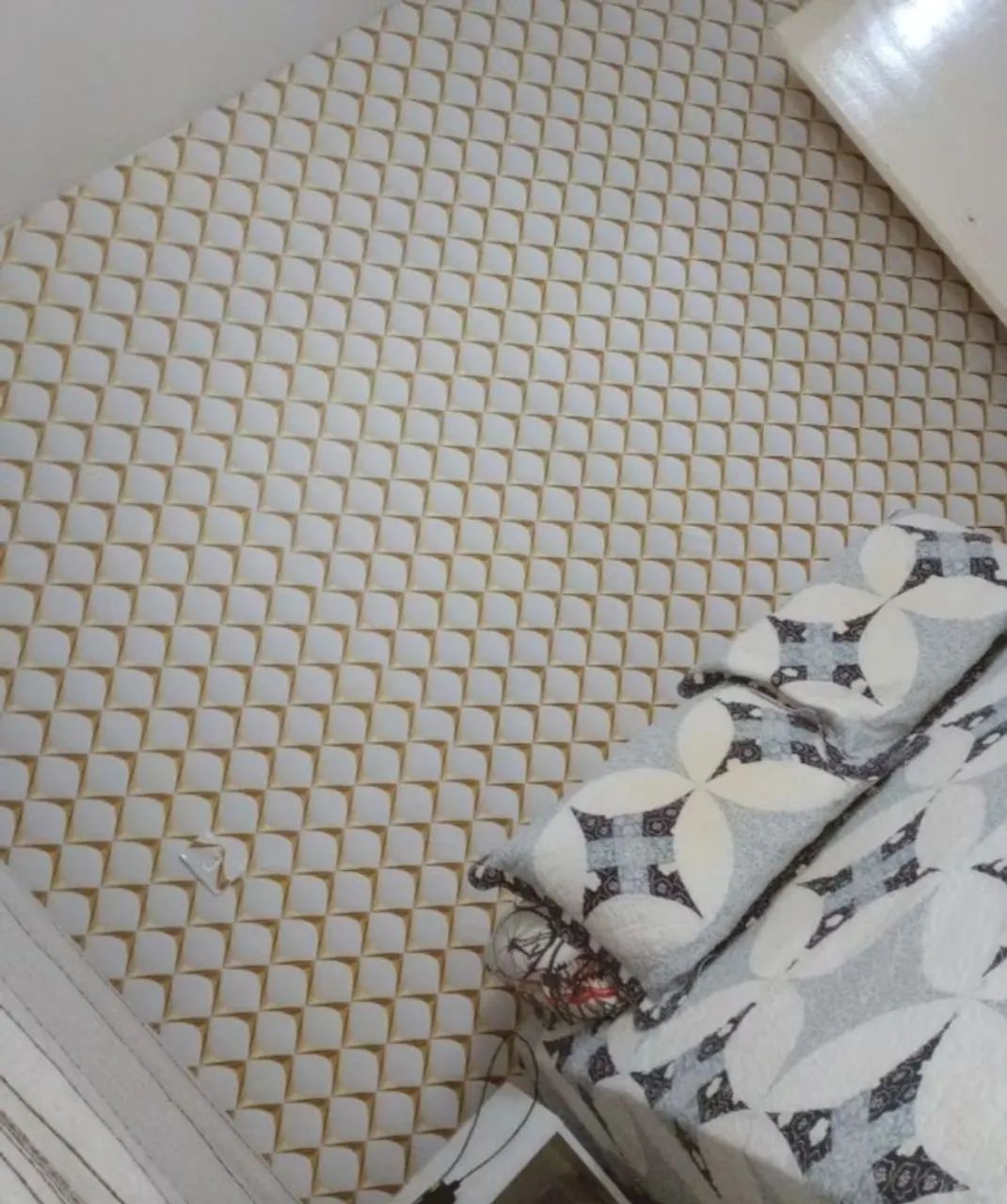 Papel de parede geométrico branco com dourado 3d  - Foto 4