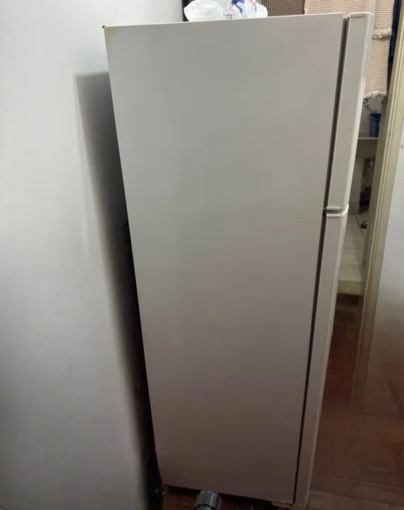 Geladeira Eletrolux 260l ótimo estado - Foto 4