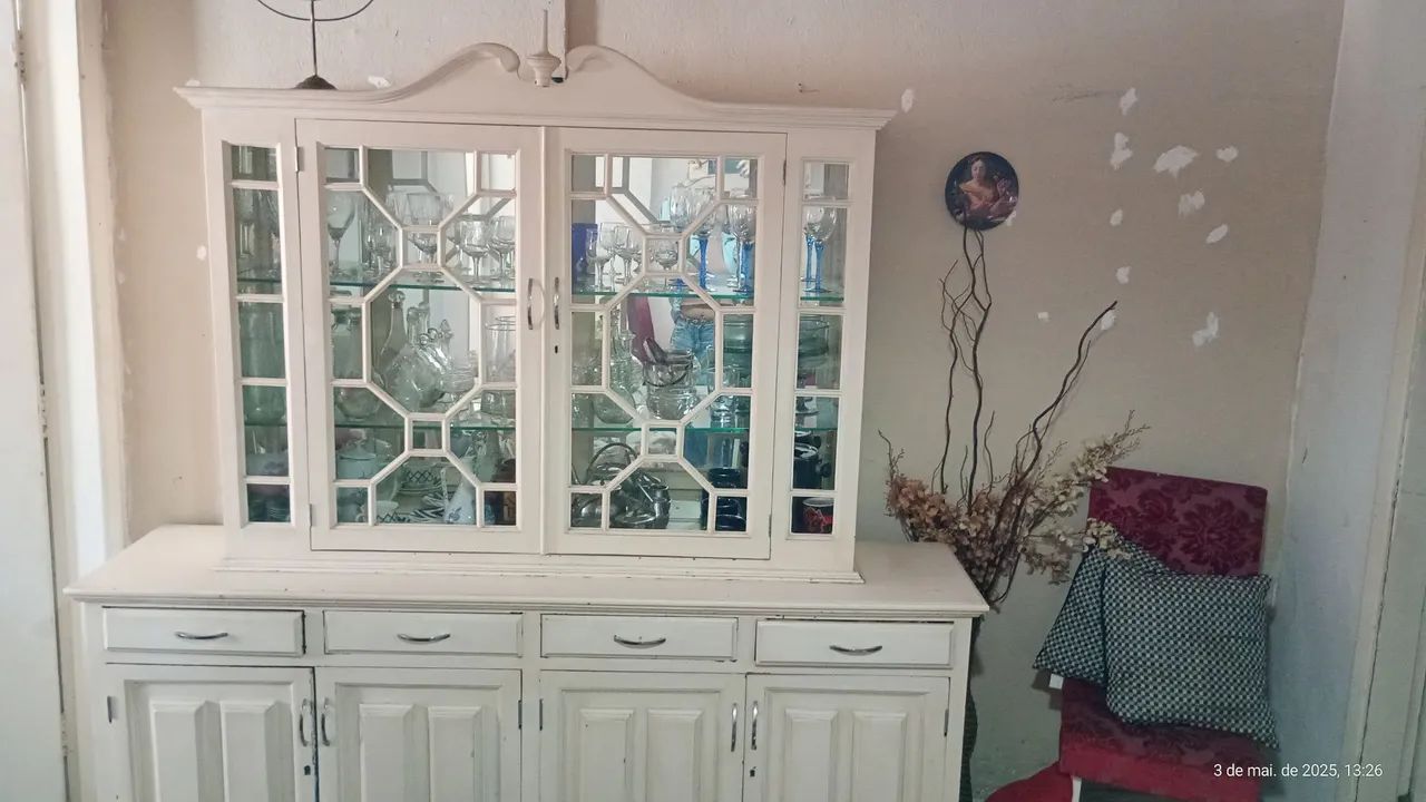 Cristaleira branca de madeira com 4 gavetas