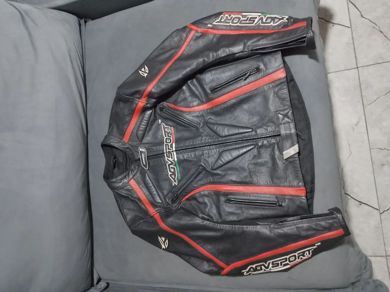 Jaqueta ADVSPORT Couro com Detalhes em Vermelho Roupas Vila