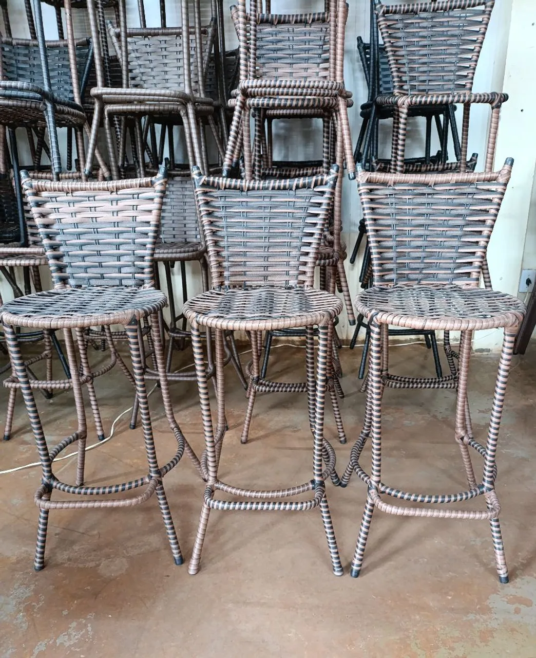 Banqueta alta em junco sintético