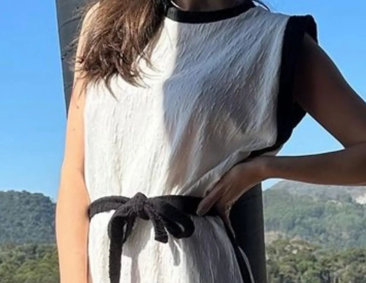 Vestido SEMPLICE branco com detalhe preto - Foto 4