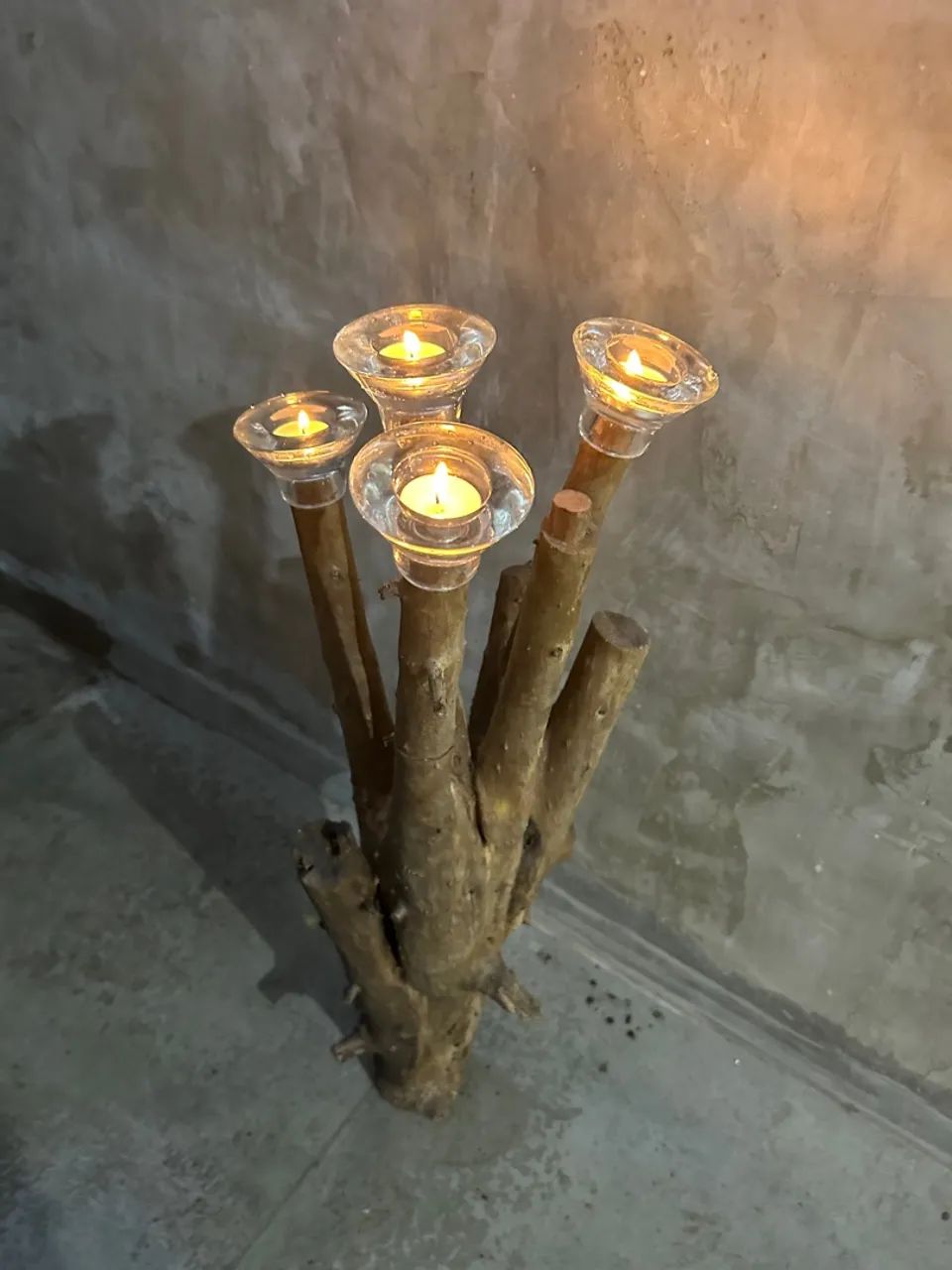 Decoração rústica Castiçal de madeira rústico com 4 velas - Foto 4