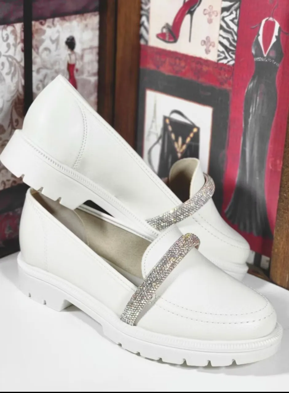 Sapatilhas Brancas com Detalhe em Strass