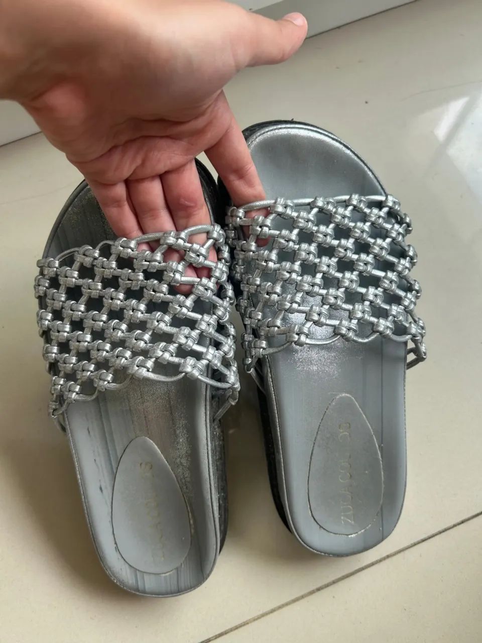 Sandália Slide Prateada Zuca Colos