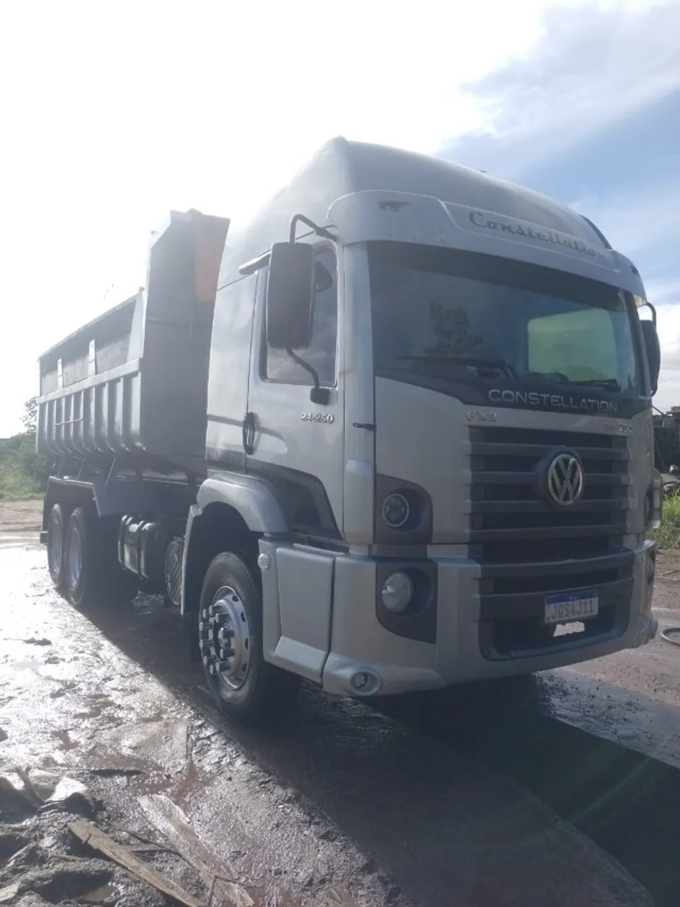 Caçamba Volkswagen Constellation 24250 Cabine Leito ano 2006 com climatizador.