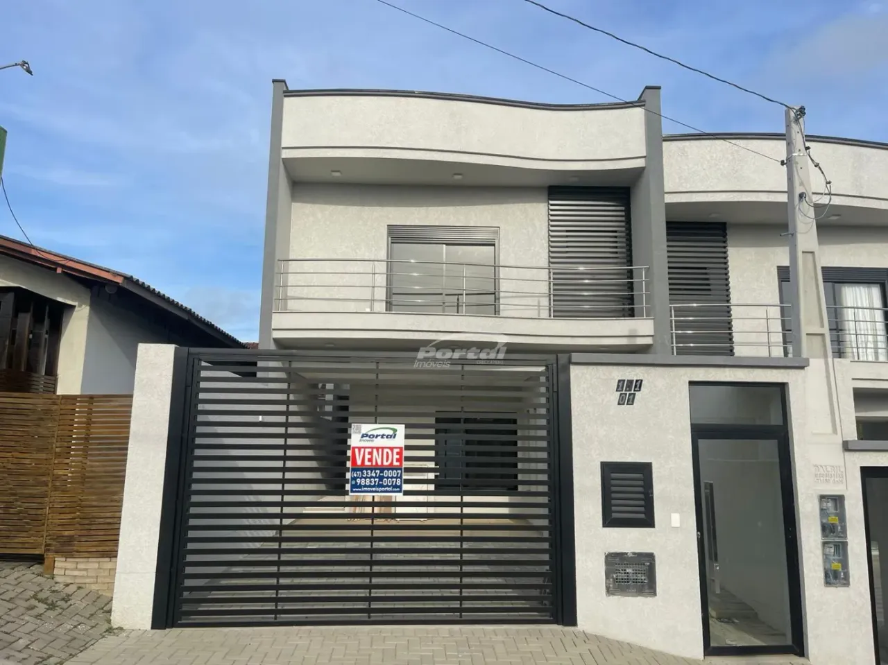 Sobrado em Balneário Piçarras, a 400 metros da praia, com 2 suítes, mais um quarto e área