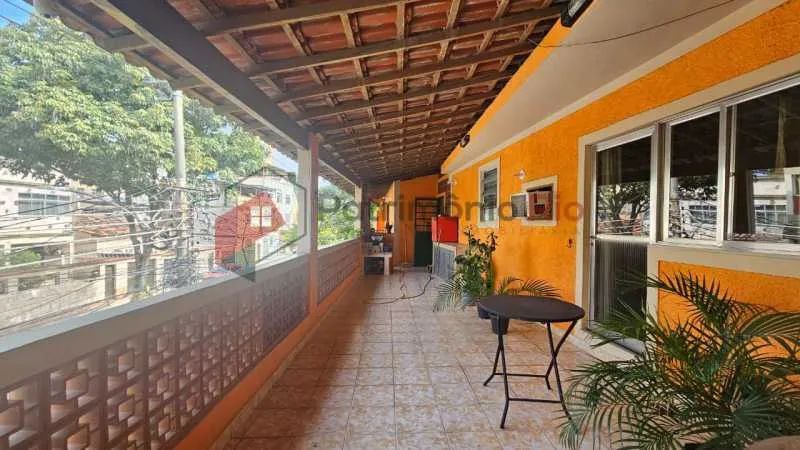 Excelente casa com varandão - 2 quartos com suíte - Foto 3