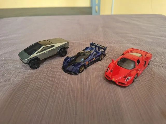 3 carrinhos usados, ferrari burago e outros hotwheels