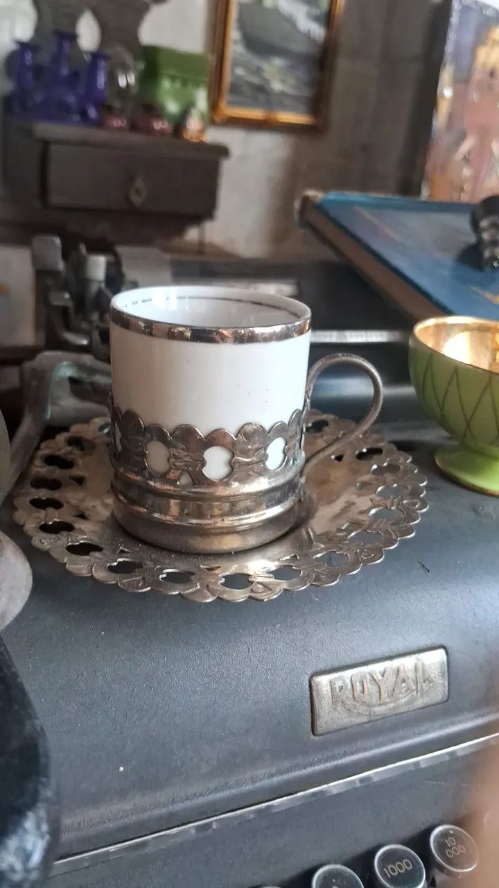 Xícara antiga em porcelana