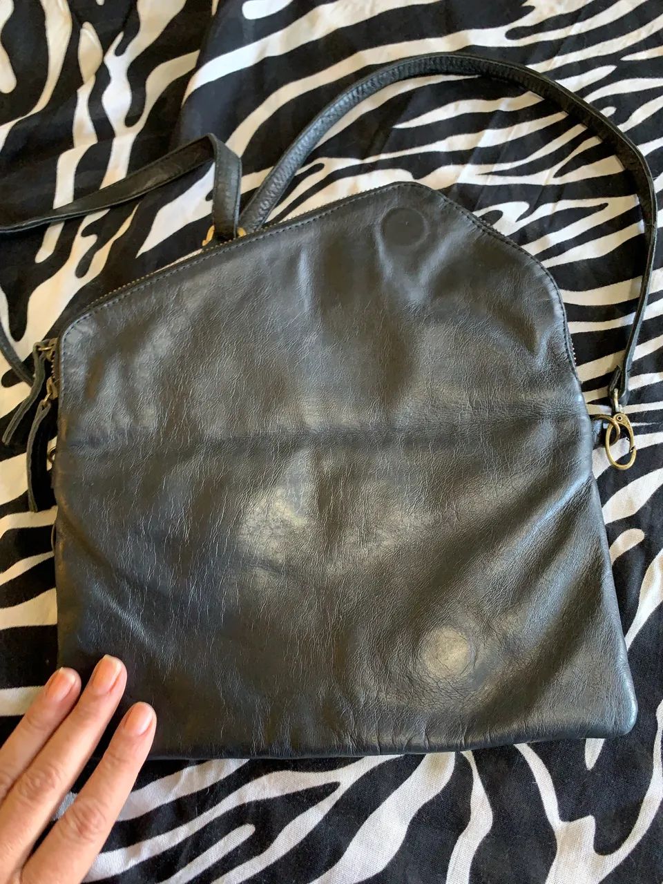 bolsa tiracolo hobo couro legítimo. Aba assimetrica. Com zípper - Foto 2