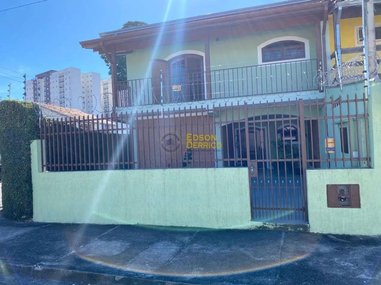 Sobrado com 4 Quartos, Jardim do Chafariz - Pindamonhangaba