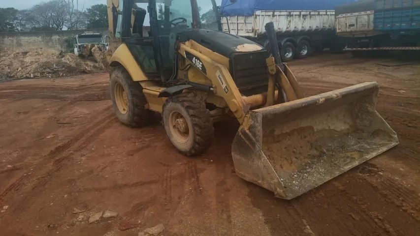 Alugo Retroescavadeira Caterpillar 416E - Foto 2