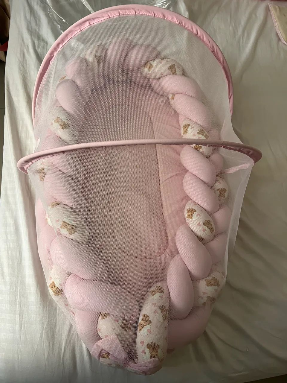 Ninho trançado de menina