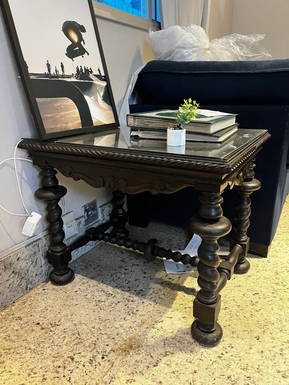 Mesa lateral antiga madeira maciça e vidro - estilo colonial - BH