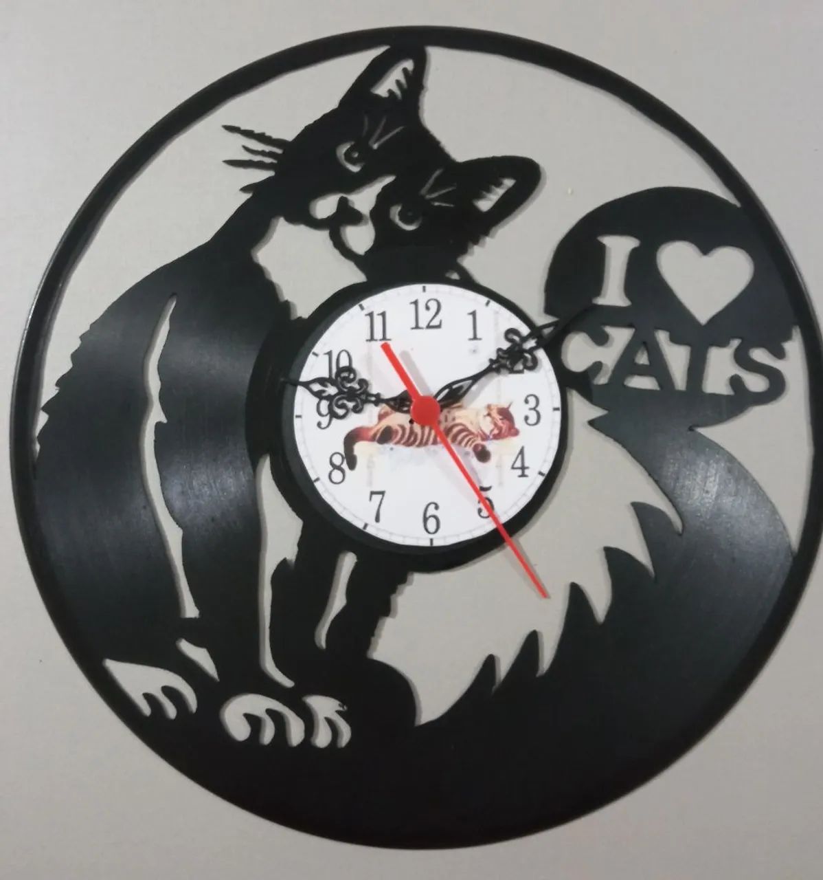 Relógio artesanal feito em discos de vinil, pets, Idea para decorar ambientes e funciona.